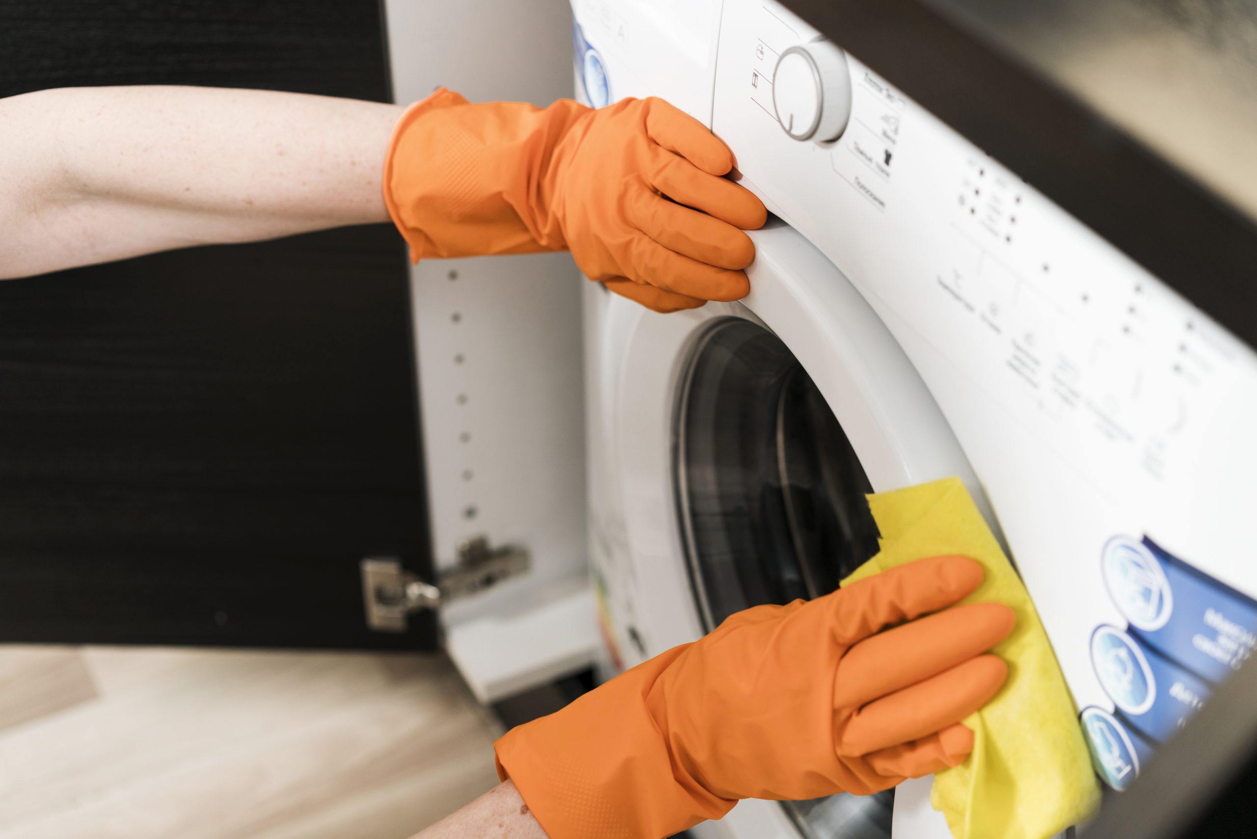 come pulire e igienizzare la lavatrice per evitare un bucato che puzza