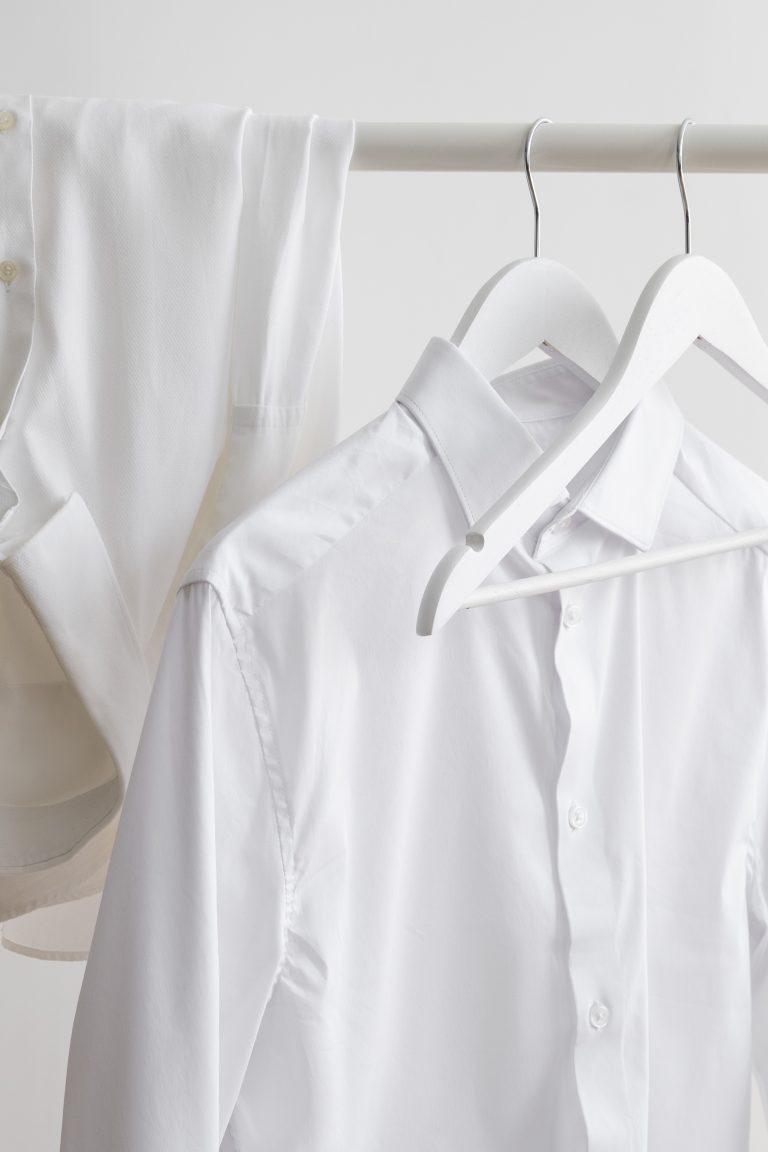 i capi must have da avere in armadio, per outfit sempre perfetti ed eleganti. Camicia bianca, pantaloni, gonne e magliette.