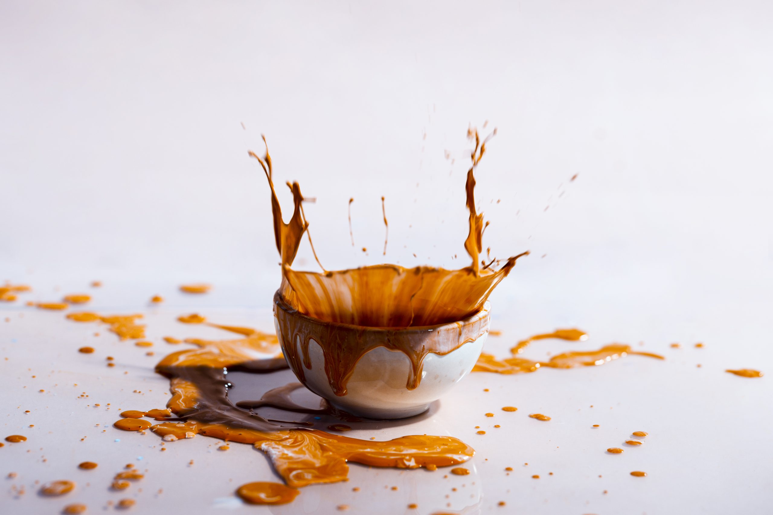 come togliere le macchie di caffè da divano, tovaglie, vestiti e altri tessuti. rimedi facili e naturali
