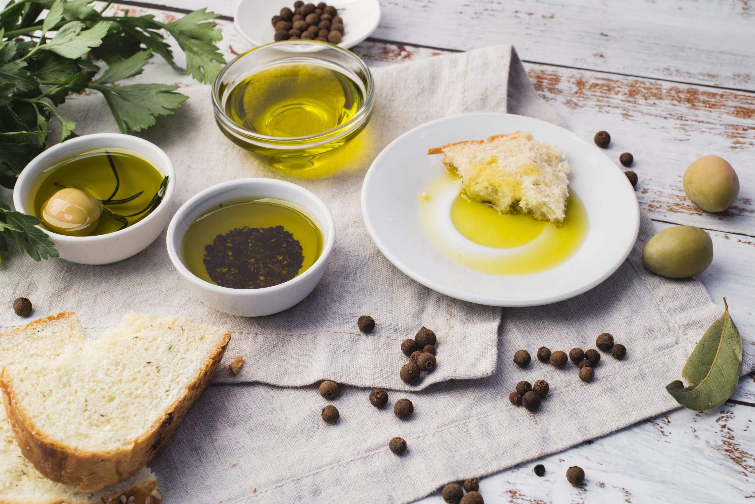 come togliere le macchie grasse di olio da tovaglie, vestiti e altri tessuti. Rimedi facili e naturali