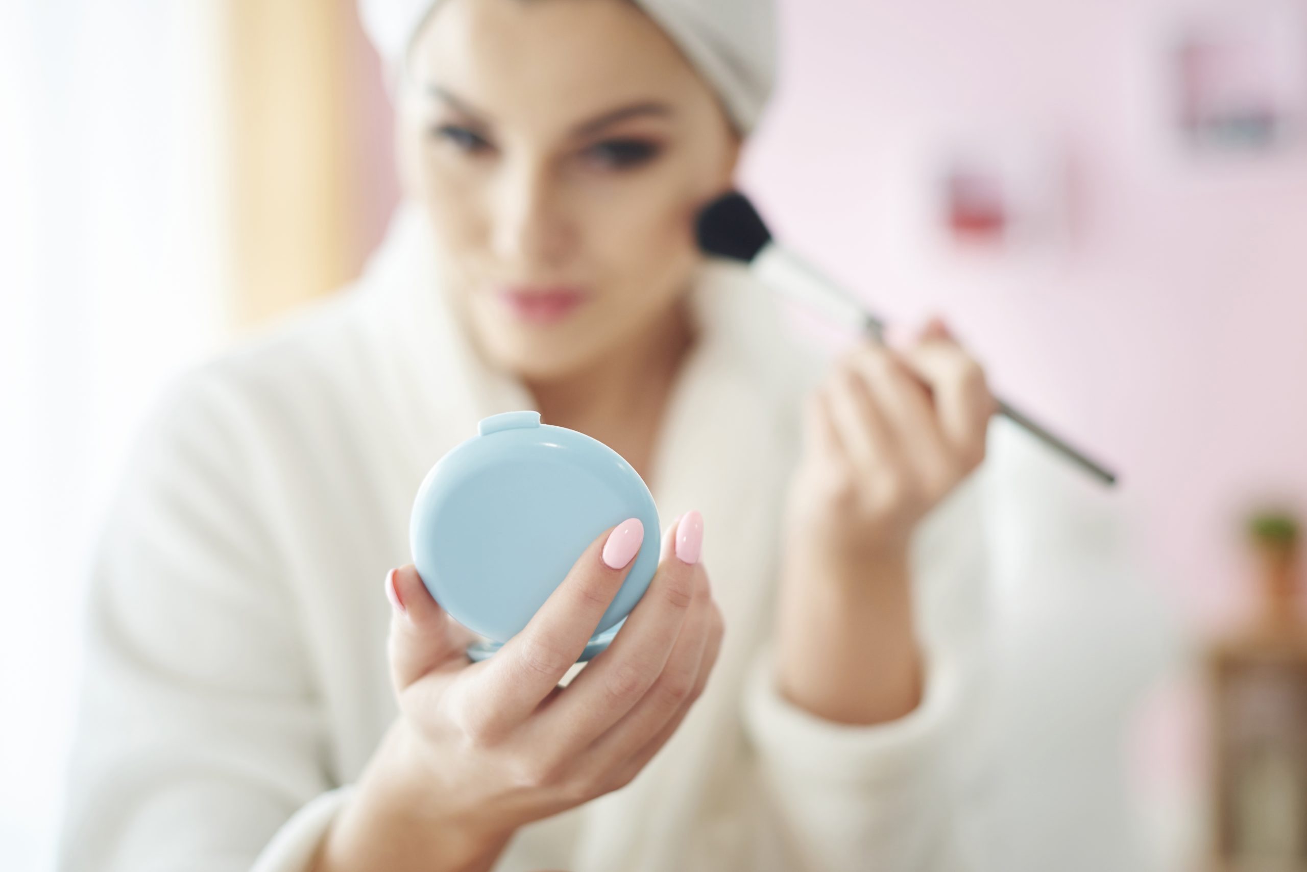 come togliere le macchie di rossetto, fondotinta e altro makeup dai vestiti