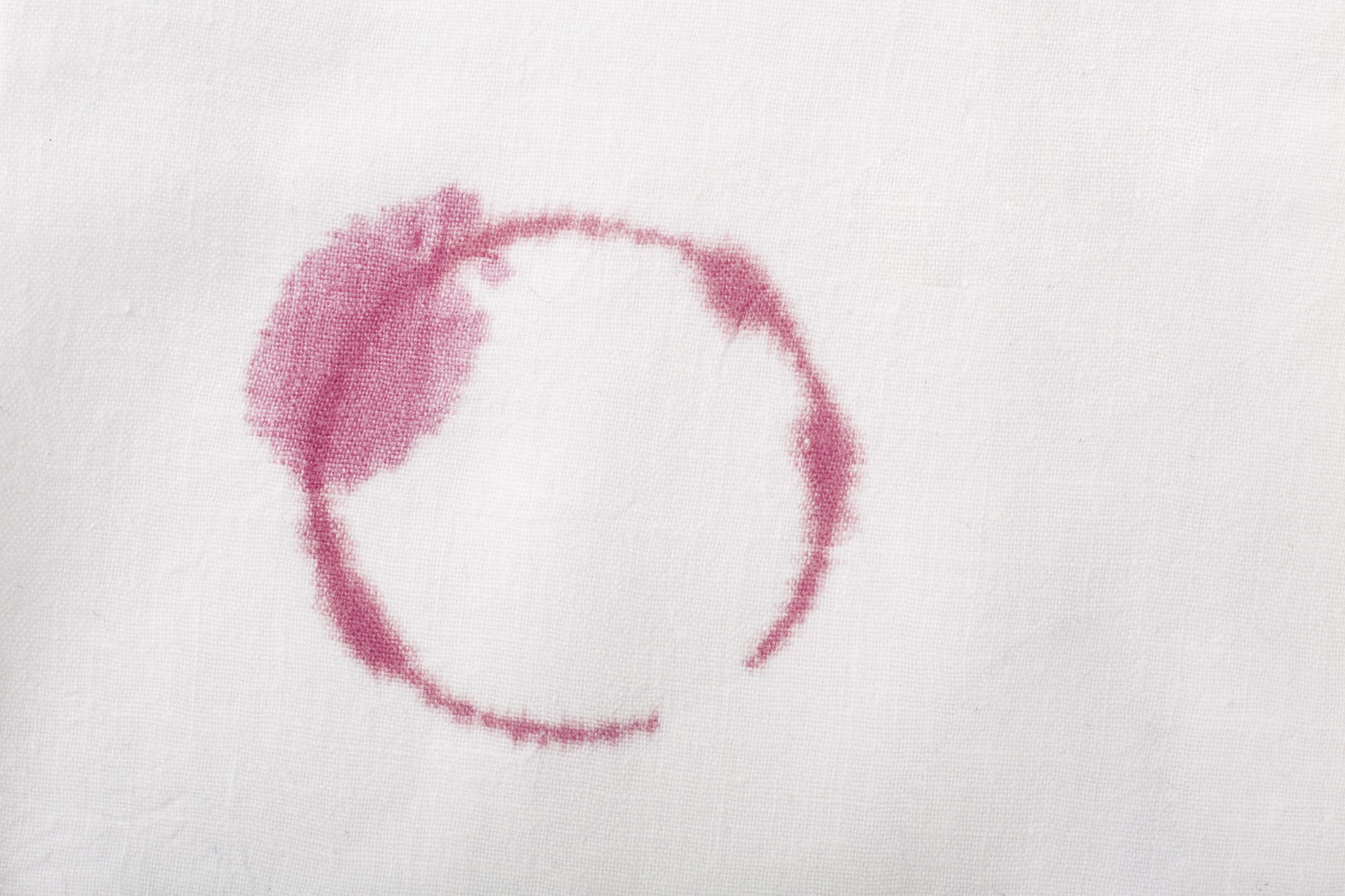 come togliere le macchie di vino rosso da vestiti, tovaglie e altri tessuti.