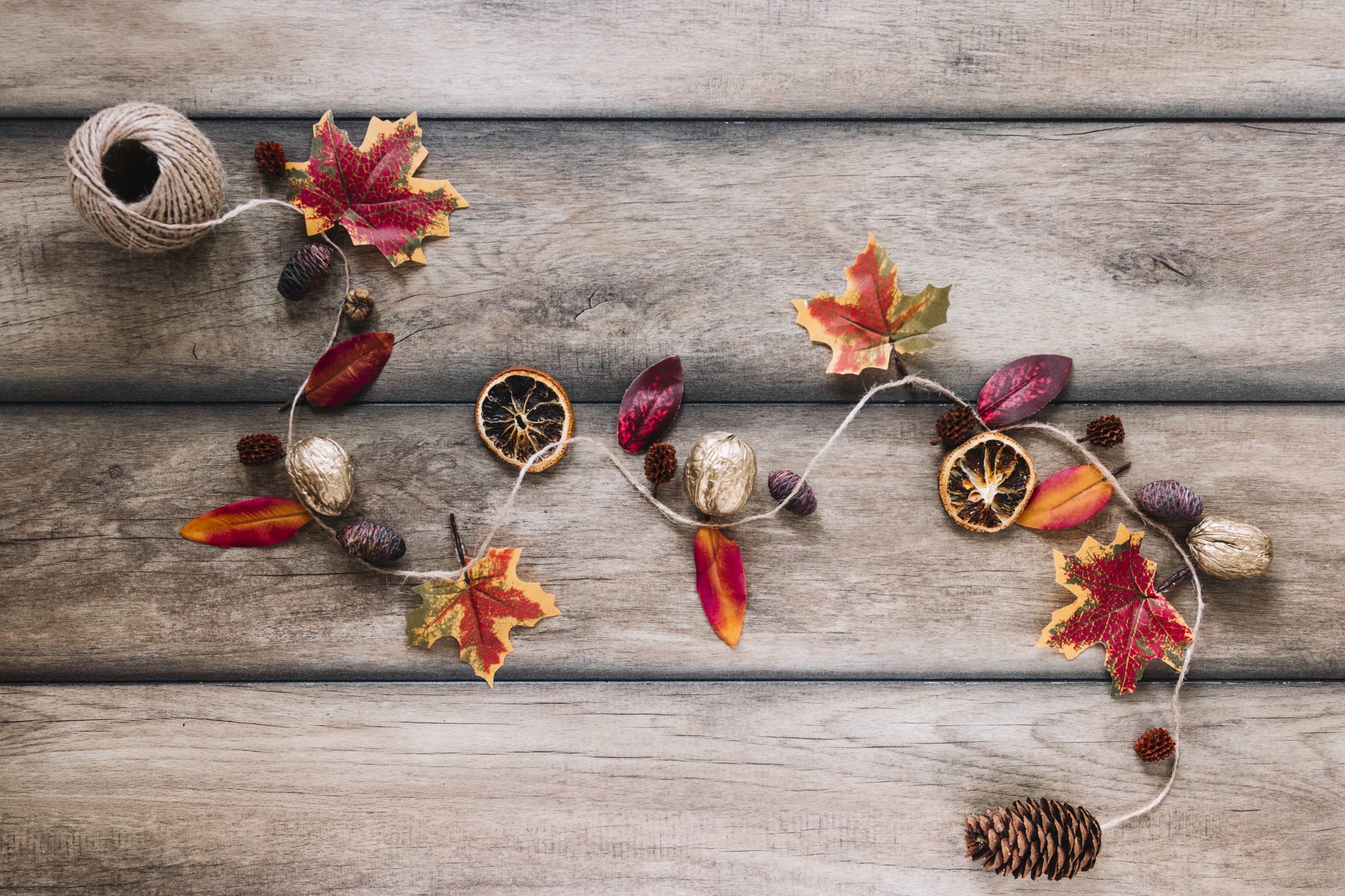 ghirlanda autunnale fai da te, addobbi autunnali e altri lavoretti facili