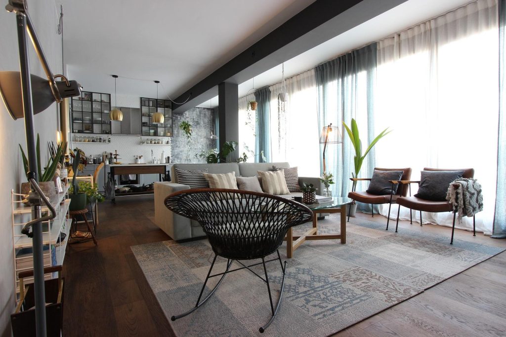 Interno di casa moderna pulita e ordinata con soggiorno luminoso e ambiente organizzato.