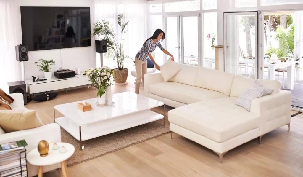 Interno di casa moderna pulita e ordinata con soggiorno luminoso e ambiente organizzato.